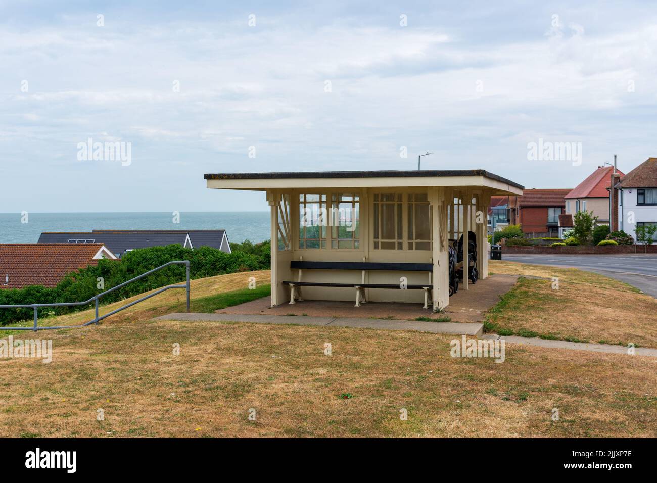 Herne Bay, Kent, Großbritannien: Der trockenste Juli seit 1911 bringt nach Angaben des Met Office verwelktes und vergilbtes Gras in ganz England und wird hier gesehen. Stockfoto