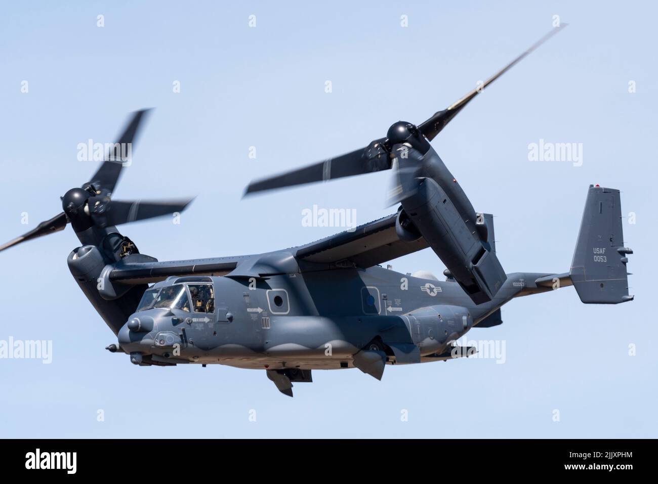 US Air Force CV-22B Osprey Tilt-Rotor fliegt auf der Royal International Air Tattoo Airshow in RAF Fairford, Großbritannien. Rotoren in Übergangsstellung Stockfoto