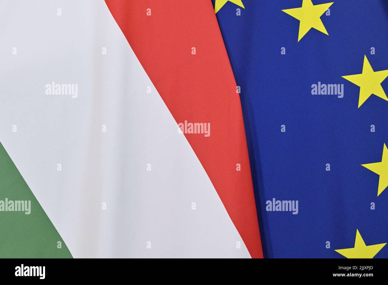 Wien, Österreich. 28.. Juli 2022. Flaggen der Republik Ungarn und der Europäischen Union im Bundeskanzleramt in Wien Stockfoto