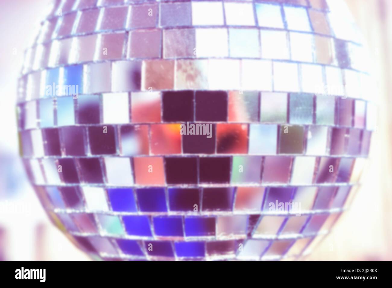 Verschwommenes Nahaufnahme-Bild einer Disco-Kugel, abstrakter Party-Hintergrund. Stockfoto