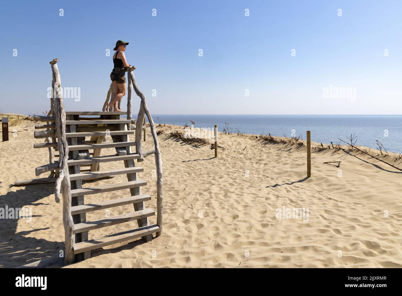 Litauen Tourismus, eine junge Frau mit Blick über die Sanddünen an die Ostseeküste im Sommer, die Kurische Nehrung, Litauen Europa Stockfoto