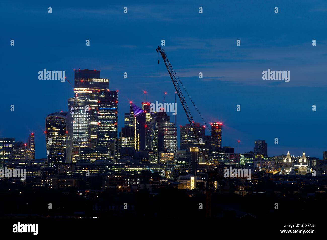 Landschaftlich schöner Blick auf die City of London nach dem Sonnenuntergang aus dem Süden. Die City ist das primäre zentrale Geschäftsviertel von London Stockfoto