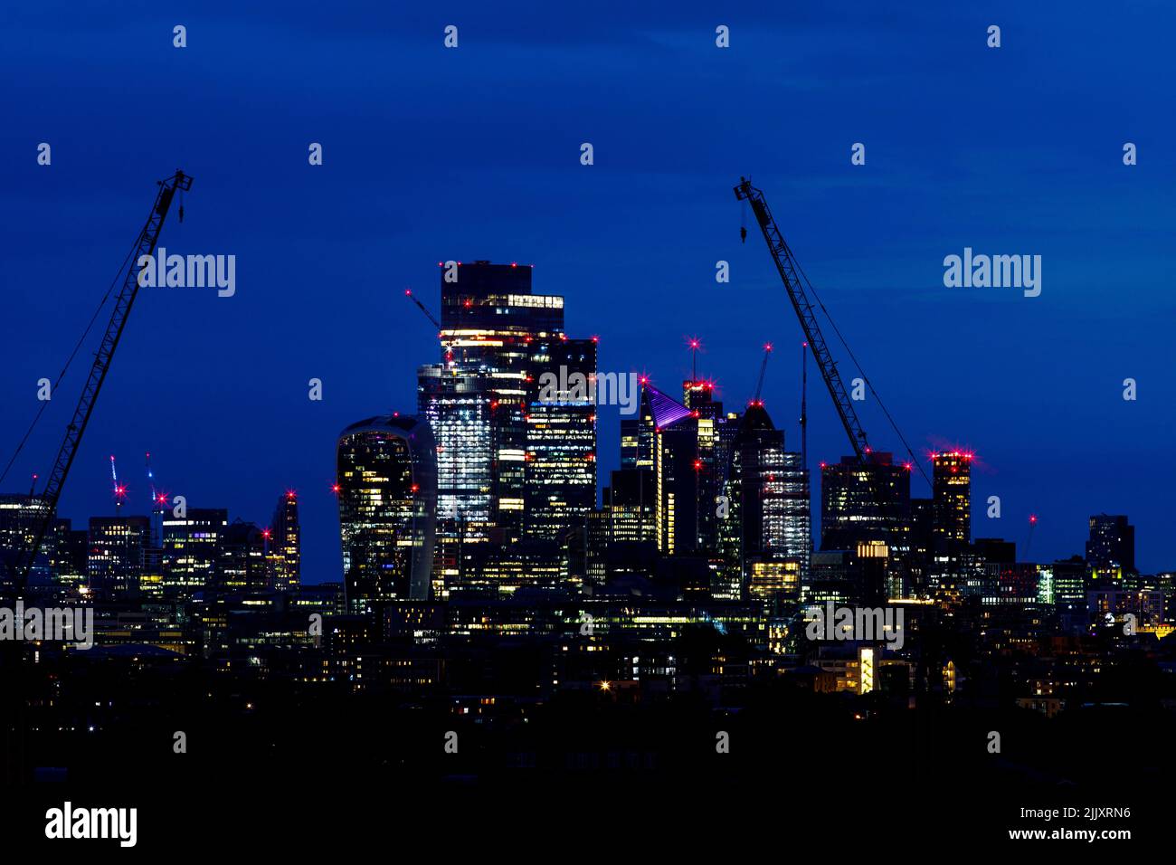 Panoramablick auf die City of London bei Nacht aus dem Süden. Die City ist das wichtigste zentrale Geschäftsviertel von London und der Welt Stockfoto