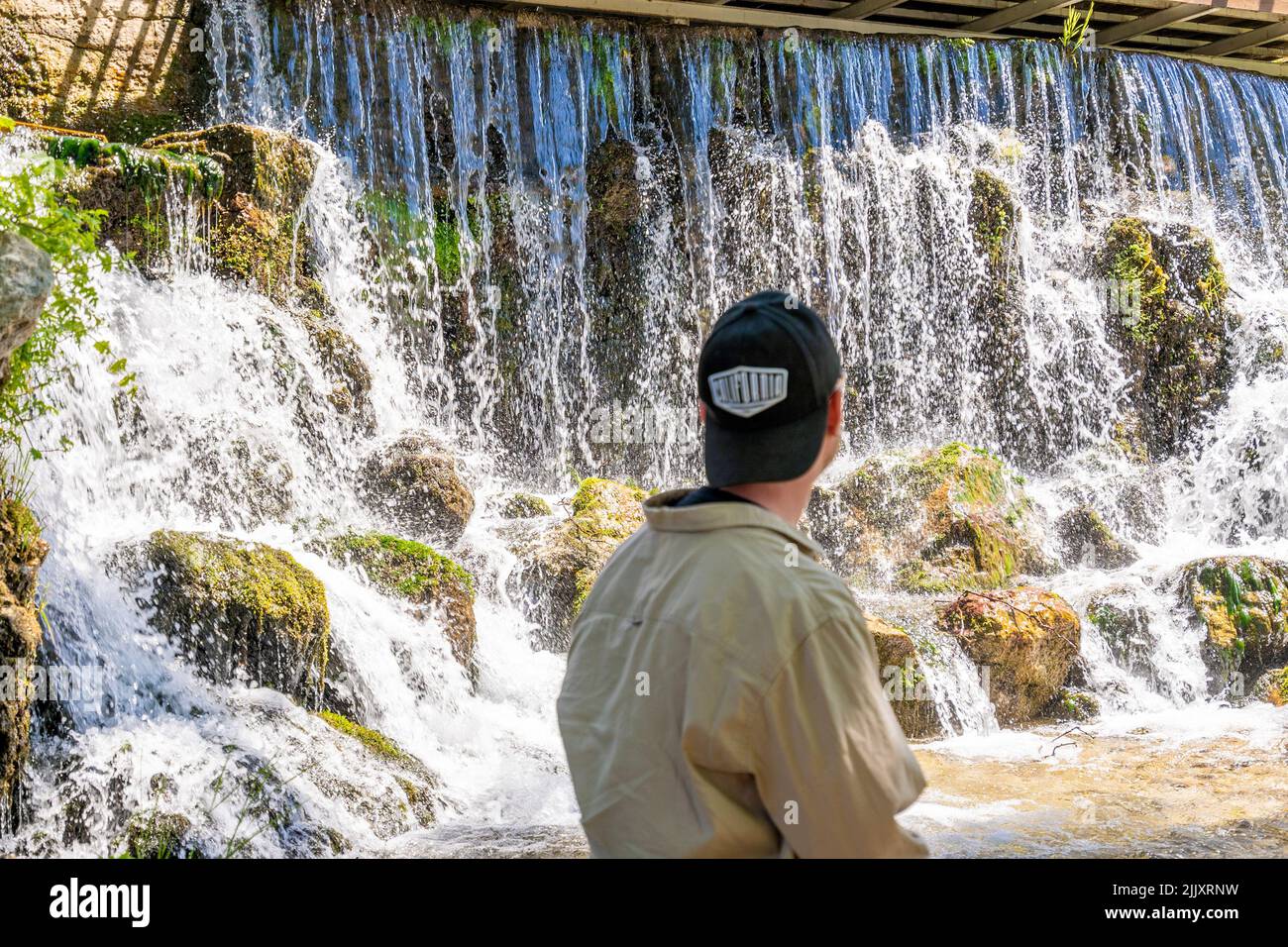 Borsh Albania - 12.07.2021: Silhütte eines Mannes, der auf den Wasserfall blickt. Natur- und Schönheitskonzept. Stockfoto