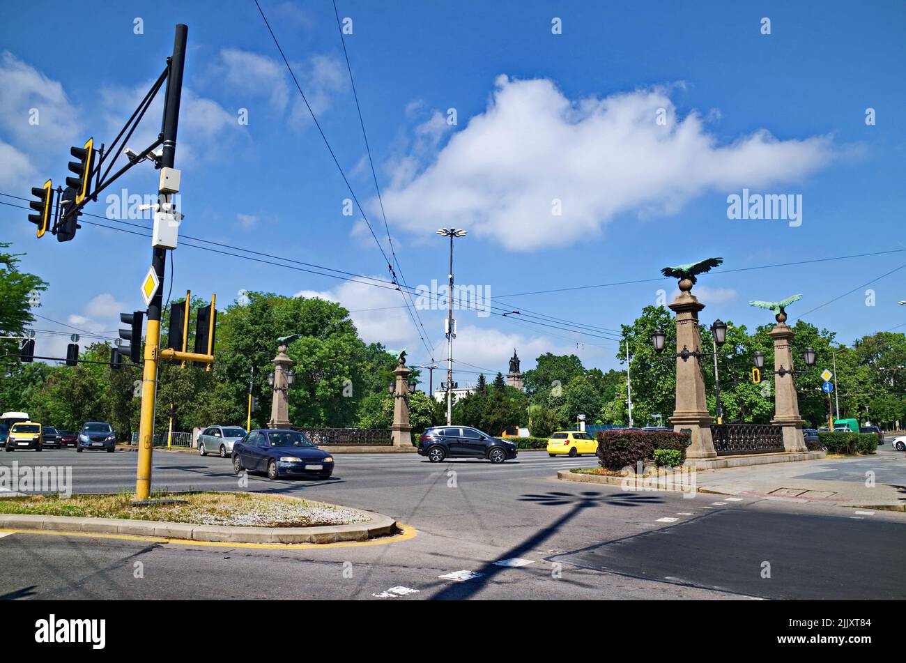 Städtische Infrastruktur - Adlerbrücke mit Kreuzung, Ampeln und Adlerskulptur, Sofia, Bulgarien Stockfoto