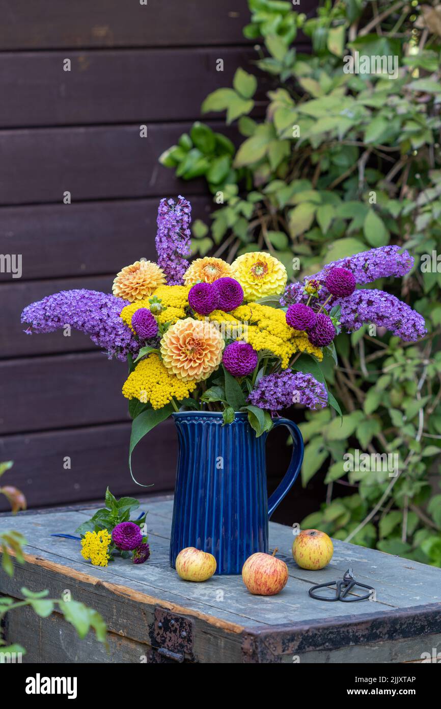 Blumenarrangement mit Blumenstrauß aus Dahlia, Schafgarbe und Buddleia Stockfoto