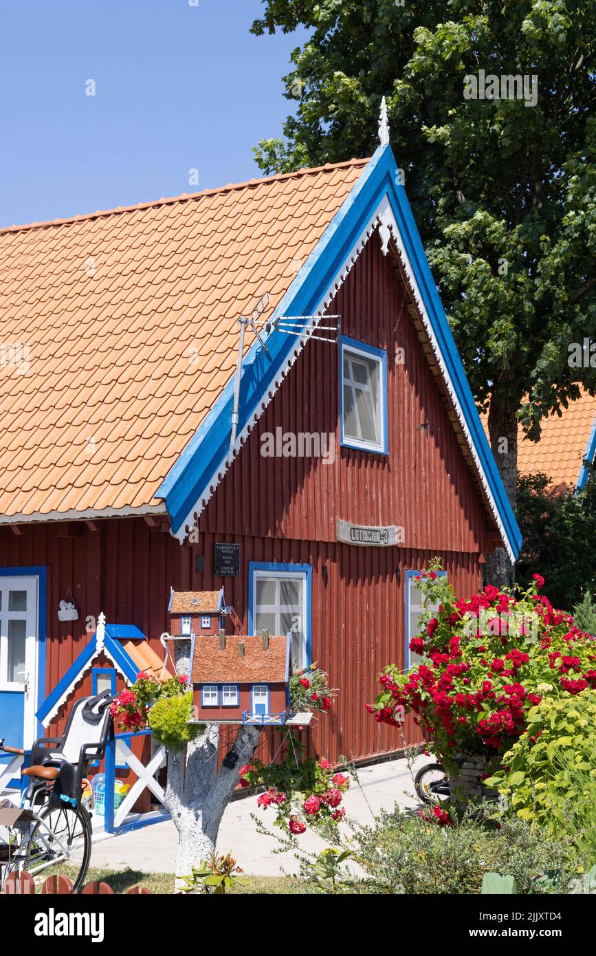 Nida Litauen; typisches litauisches Holzfischerhaus, Nida Dorf, Nida, Neringa, Kurische Nehrung, Litauen Baltische Staaten, Europa Stockfoto