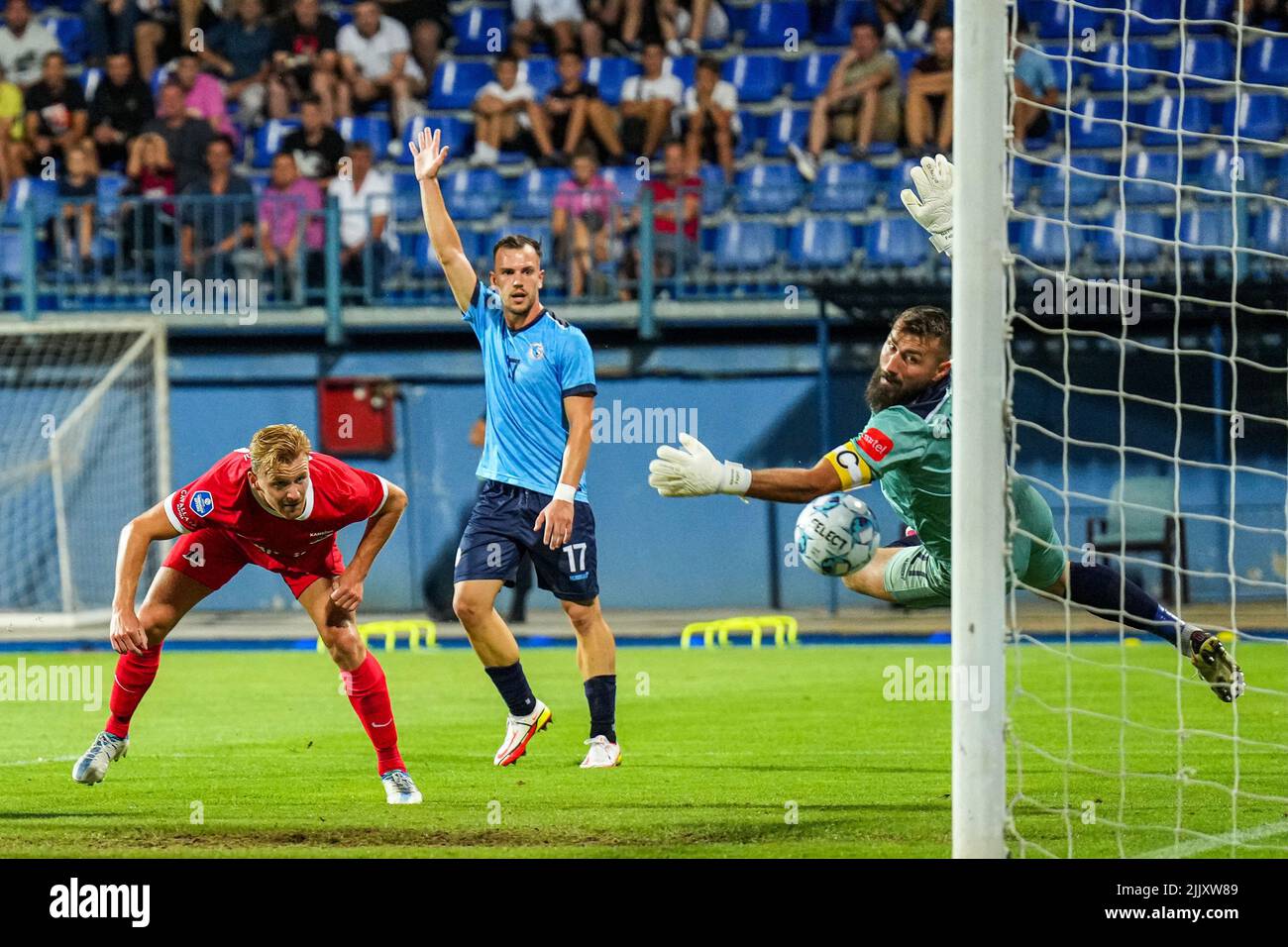 SARAJEVO - Dani de Wit von AZ Alkmaar gewinnt die 0-1 während der zweiten Qualifikationsrunde des Conference League-Spiels zwischen FK Tuzla City und AZ am 28. Juli 2022 im Stadion Grbavica in Sarajevo, Bosnien und Herzegowina. ANP ED DER POL Stockfoto