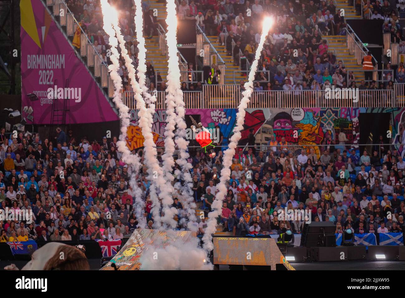 Birmingham, Großbritannien. 28.. Juli 2022. Ein BMX-Fahrer während der Eröffnungsfeier der Commonwealth Games 2022 im Alexander Stadium, Birmingham, England am 28. Juli 2022. Foto von David Horn. Quelle: Prime Media Images/Alamy Live News Stockfoto