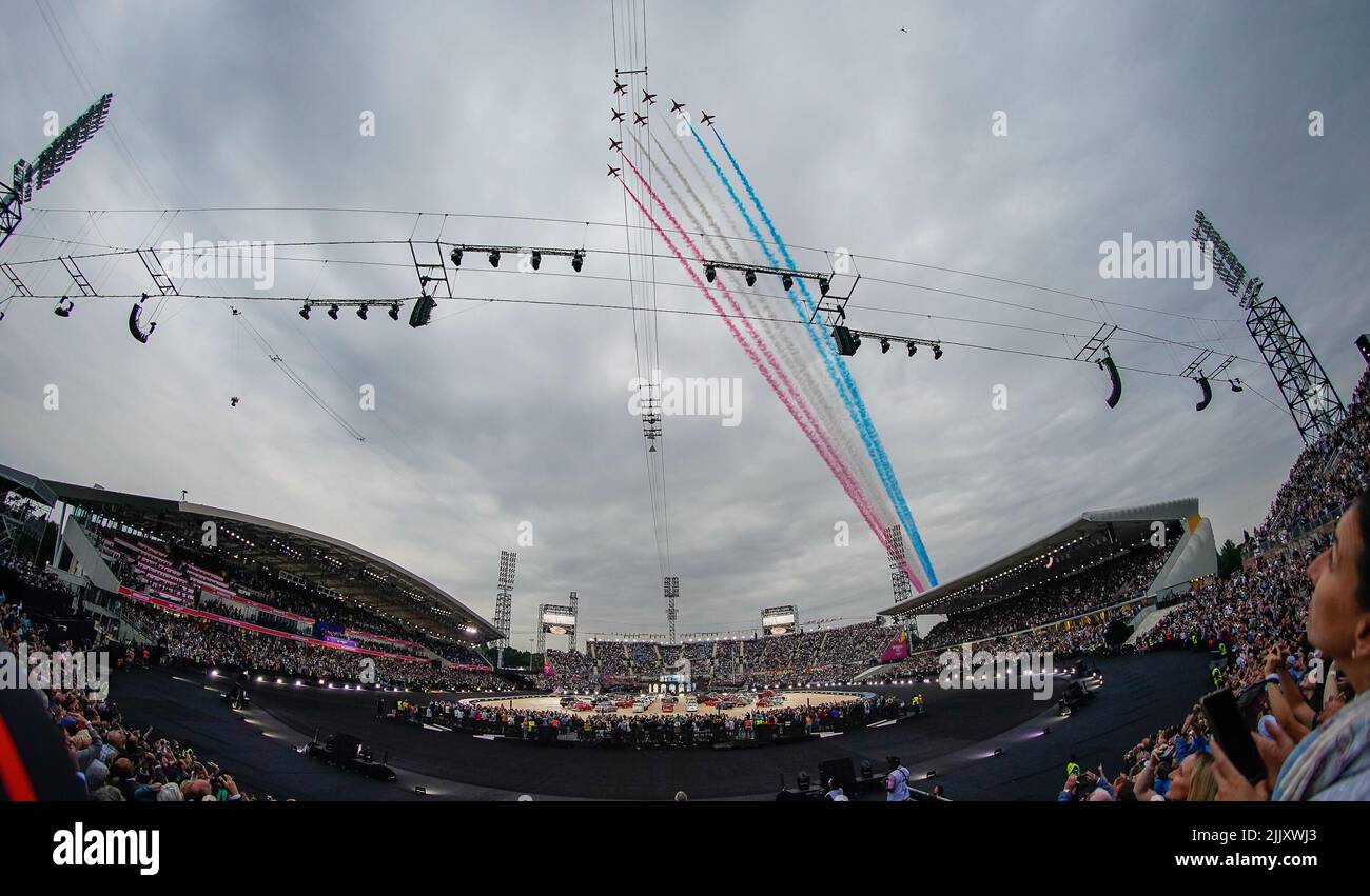 Birmingham, Großbritannien. 28.. Juli 2022. Die roten Pfeile fliegen am 28. Juli 2022 über die Eröffnungsfeier der Commonwealth Games 2022 im Alexander Stadium, Birmingham, England. Foto von David Horn. Quelle: Prime Media Images/Alamy Live News Stockfoto