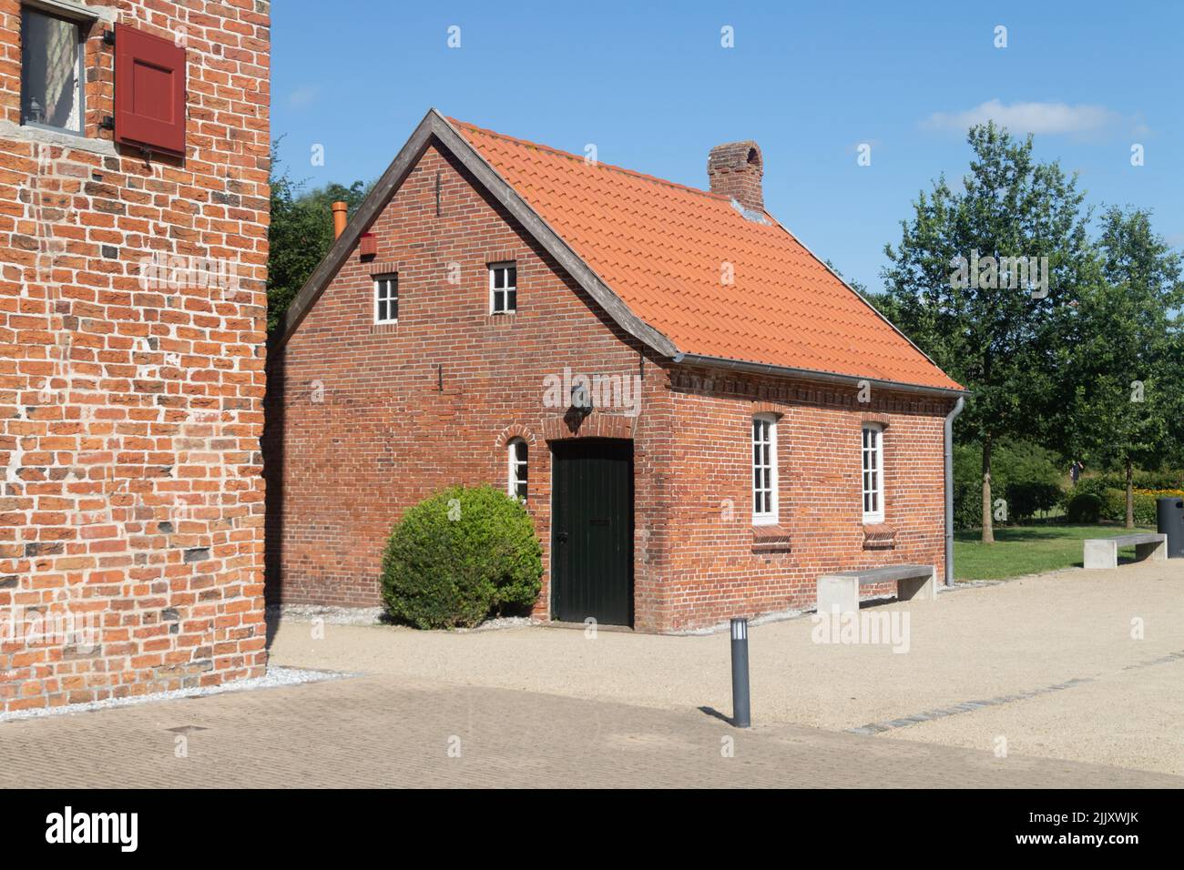 Das Stenhaus, ein kleines Bauernhaus, ist Teil des Häuptnerschlosses Steinhaus Bunderhee in Bunde, Ostfriesland, Niedersachsen, Deutschland. Stockfoto