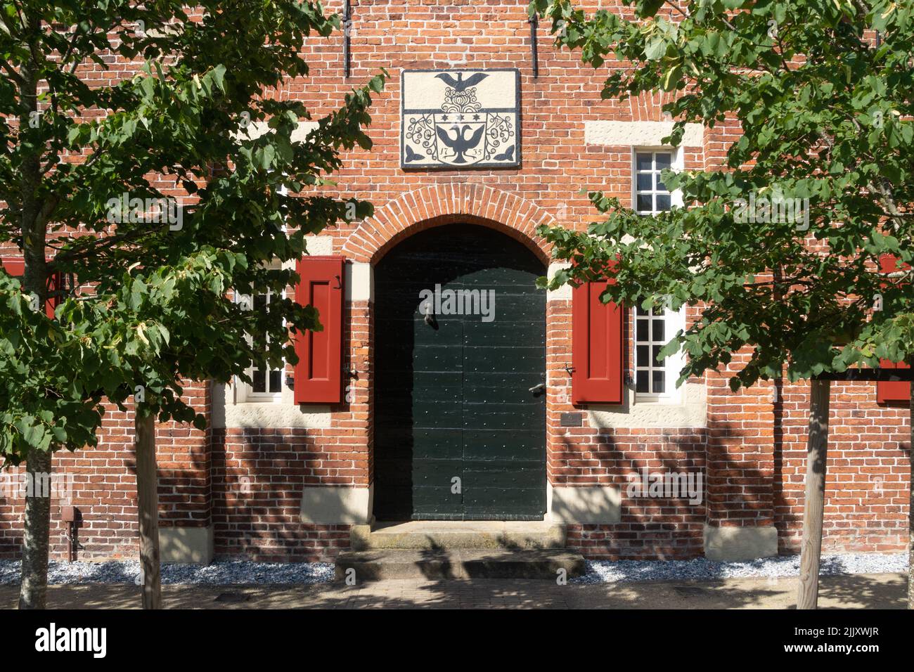 Eingang des Häuptnerschlosses Steinhaus Bunderhee in Bunde, Ostfriesland, Niedersachsen, Deutschland. Stockfoto