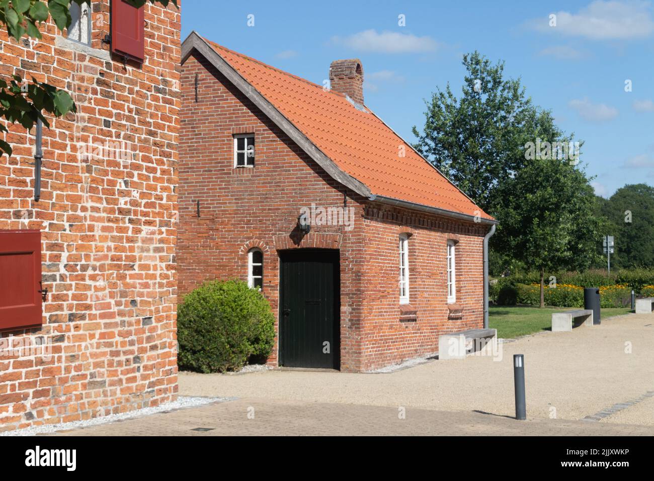 Das Stenhaus, ein kleines Bauernhaus, ist Teil des Häuptnerschlosses Steinhaus Bunderhee in Bunde, Ostfriesland, Niedersachsen, Deutschland. Stockfoto