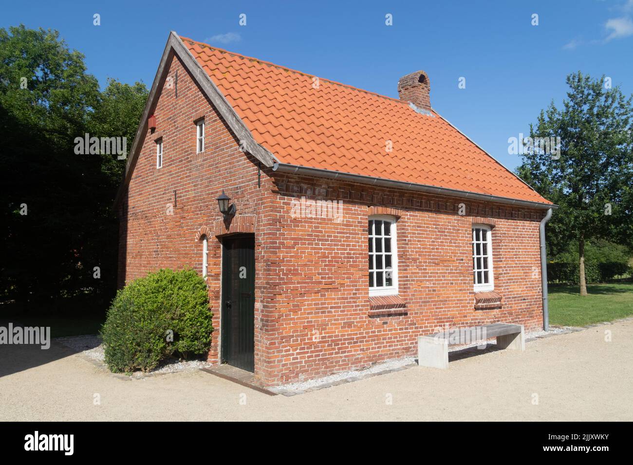Das Stenhaus, ein kleines Bauernhaus, ist Teil des Häuptnerschlosses Steinhaus Bunderhee in Bunde, Ostfriesland, Niedersachsen, Deutschland. Stockfoto