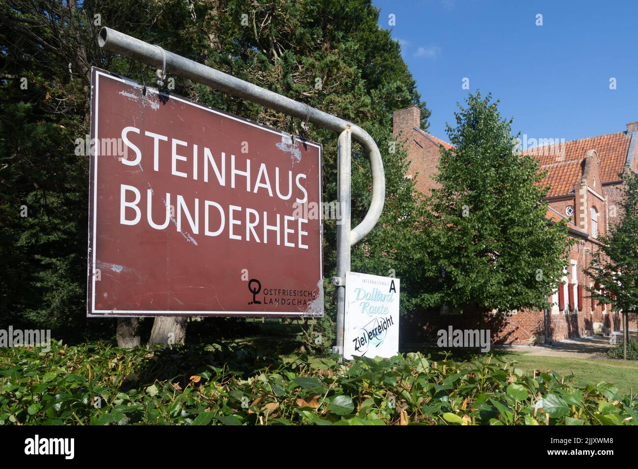 Schild am Häuptling Steinhaus Bunderhee in Bunde, Ostfriesland, Niedersachsen, Deutschland. Stockfoto