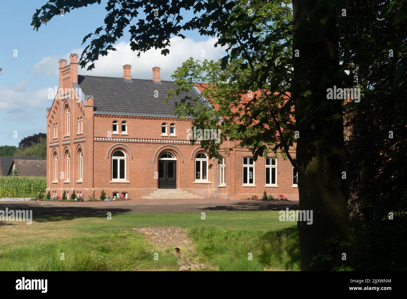 Der Tammenshof mit dem Garten Slingertuin von Bunderhee in Bunde, Ostfriesland, Niedersachsen, Deutschland. Stockfoto