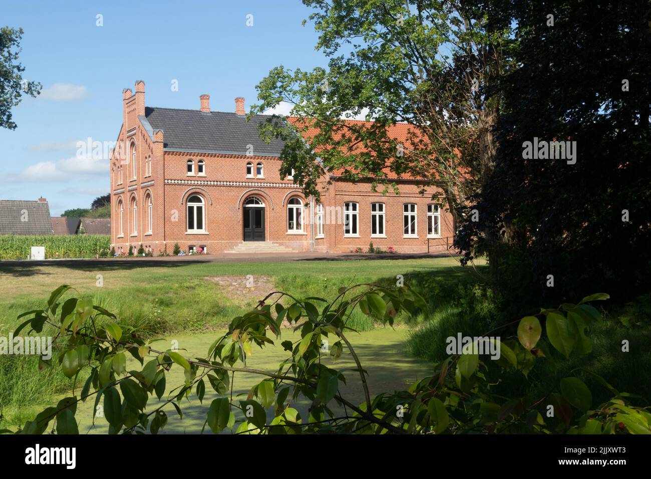 Der Tammenshof mit dem Garten Slingertuin von Bunderhee in Bunde, Ostfriesland, Niedersachsen, Deutschland. Stockfoto