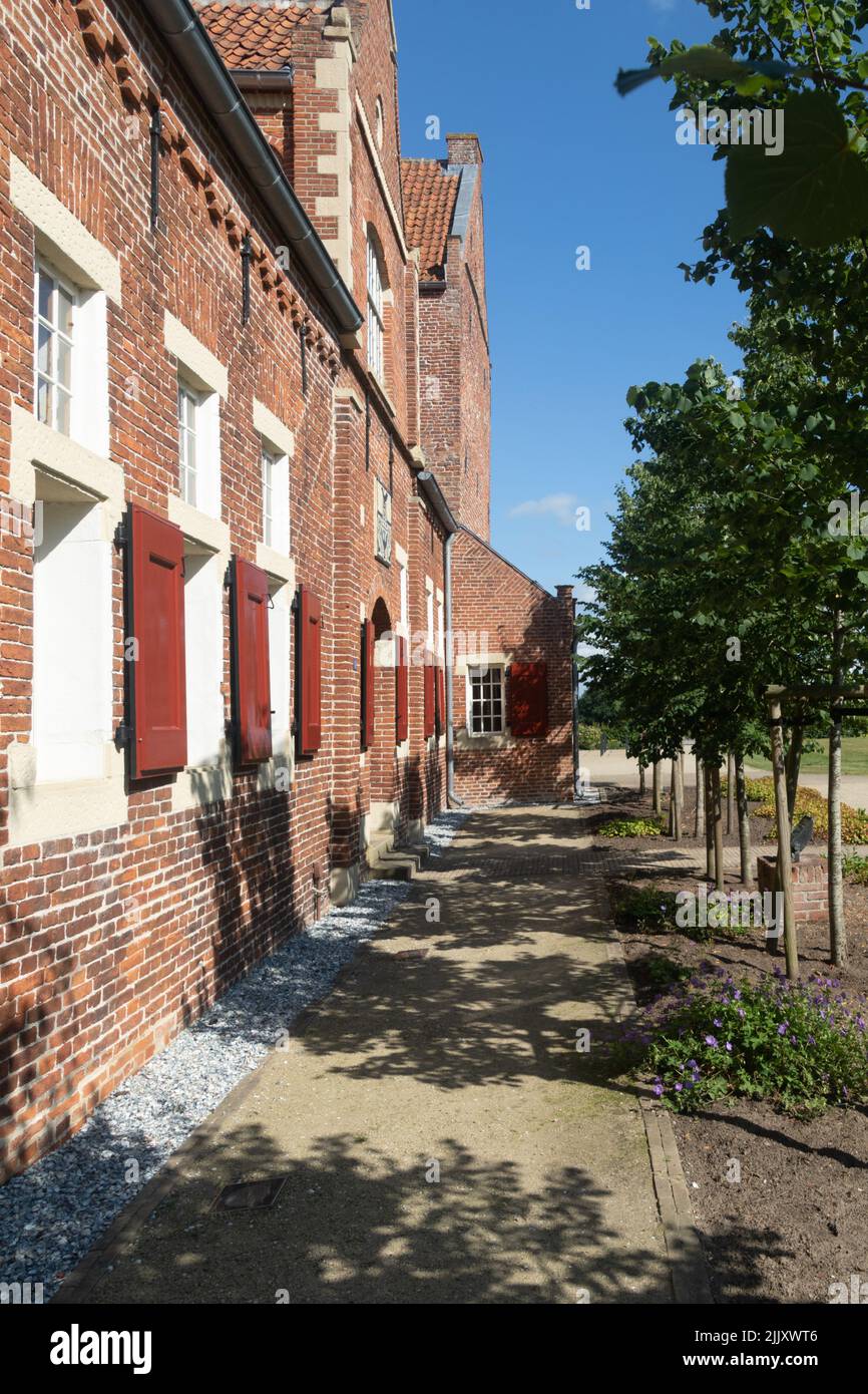 Außenwand des Häuptnerschlosses Steinhaus Bunderhee in Bunde, Ostfriesland, Niedersachsen, Deutschland. Stockfoto