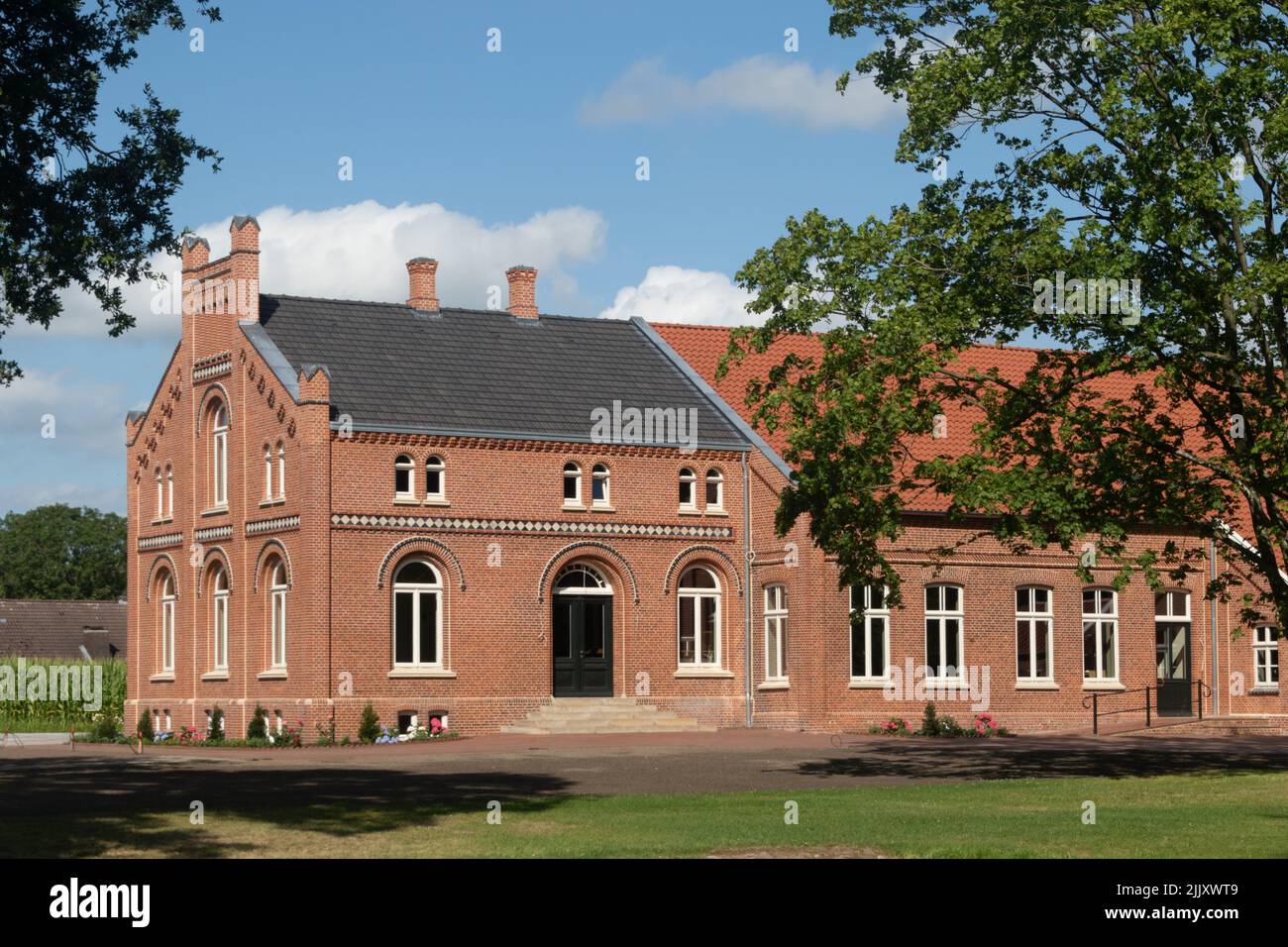 Der Tammenshof mit dem Garten Slingertuin von Bunderhee in Bunde, Ostfriesland, Niedersachsen, Deutschland. Stockfoto