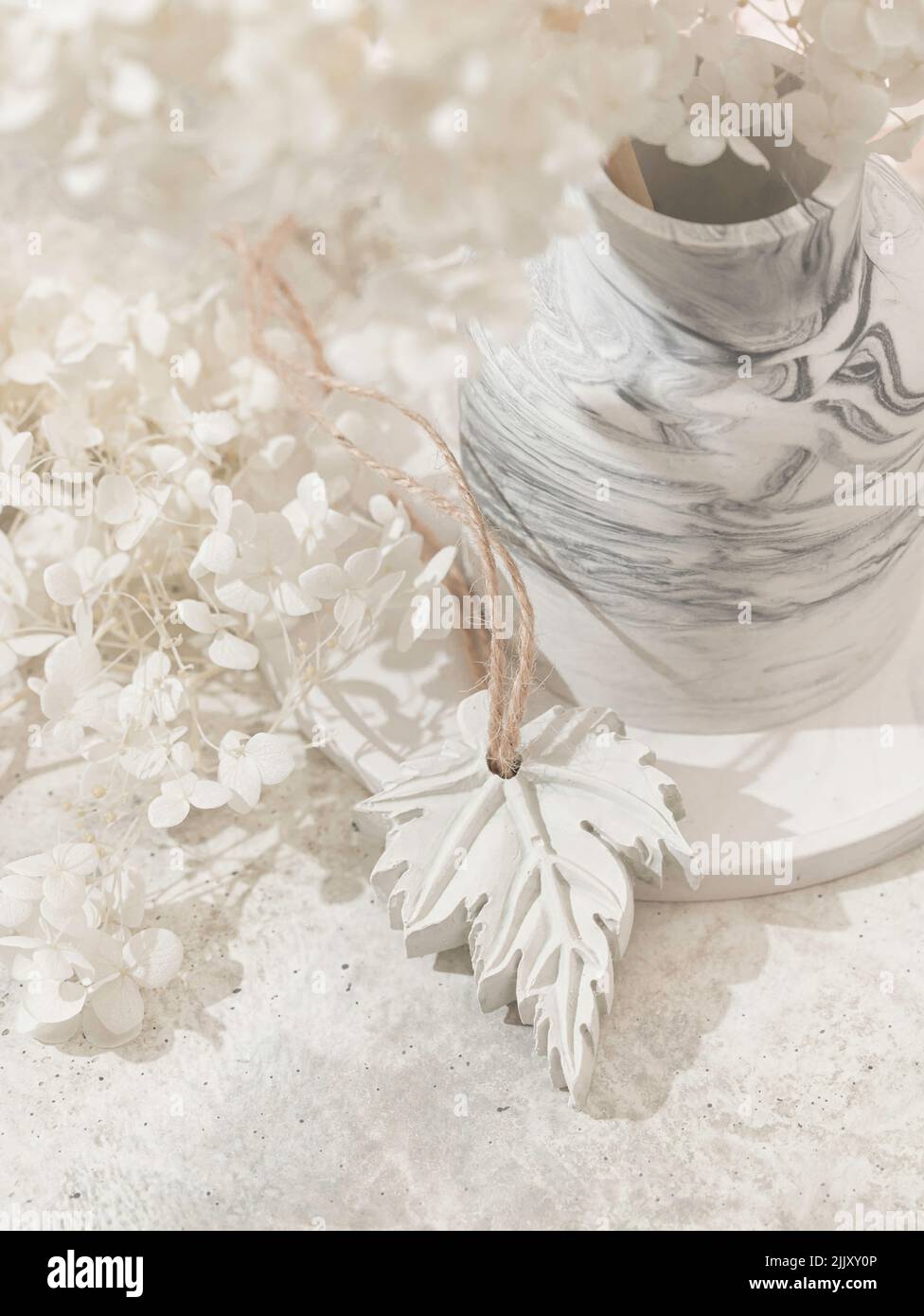 Innenausstattung aus Gips. Minimalistisches Innendesign. Kinfolk, Hygge, skandinavischer Stil, Lagom. Kuscheliges Design. Speicherplatz kopieren. Stockfoto