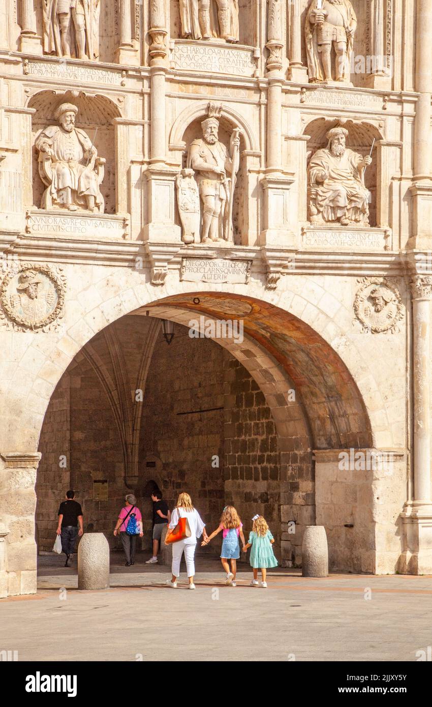 Familie mit Kindern beim Betreten des Stadttors von Santa Maria, in der spanischen Stadt Burgos, Spanien Stockfoto