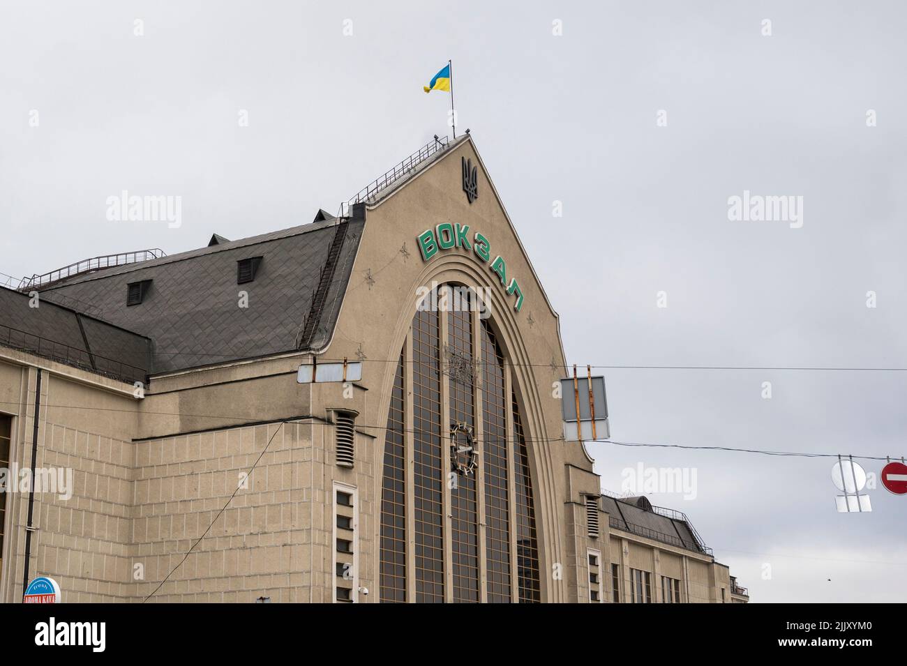 Kiew, Ukraine. 25.. Juli 2022. Auf dem Dach des Hauptbahnhofs Kiew-Passashyrskyi weht eine ukrainische Flagge. Quelle: Christophe Gateau/dpa/Alamy Live News Stockfoto