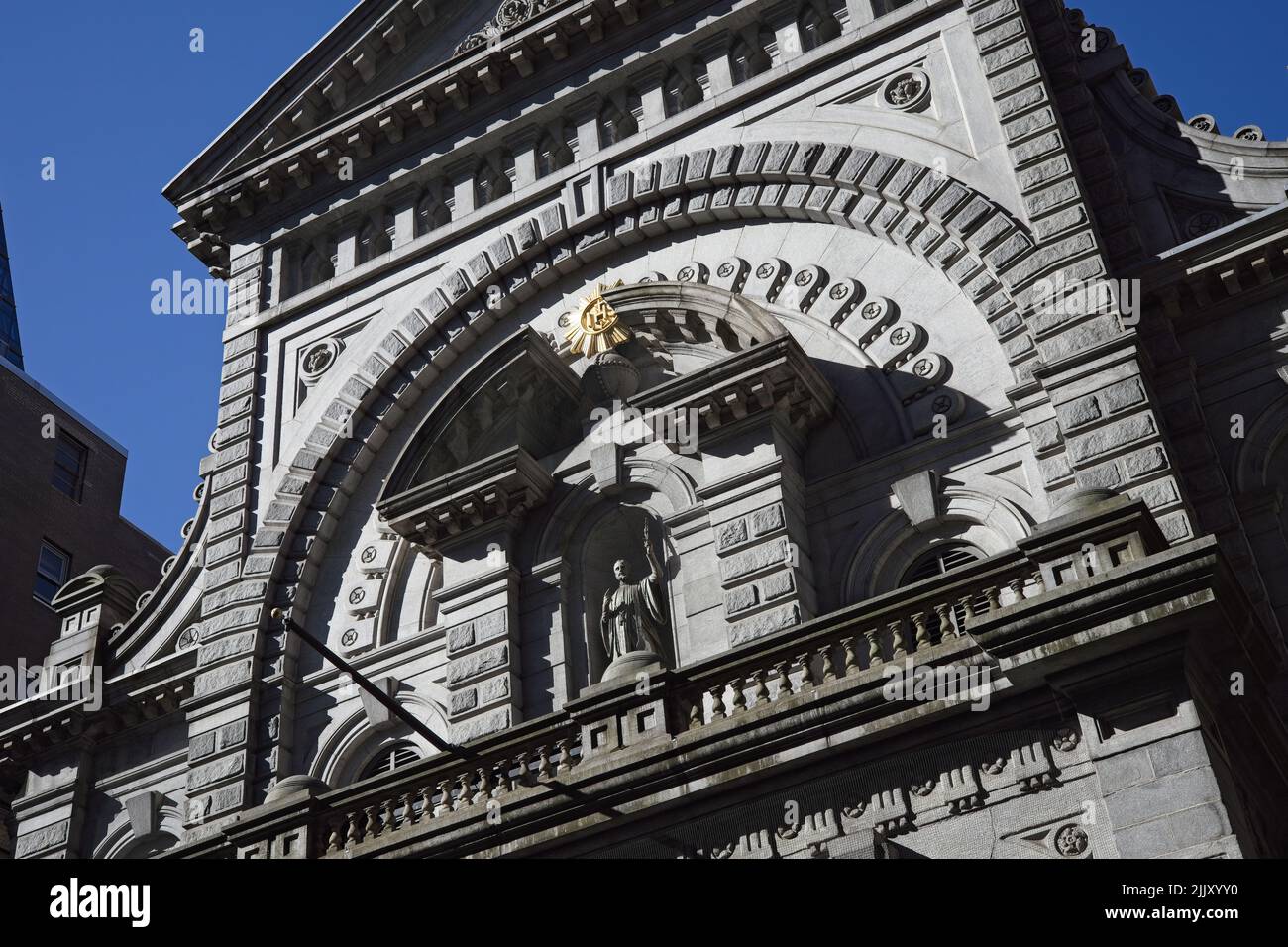 New York, NY, USA - 27. Juli 2022: Die Steinarchitektur über dem Eingang der St. Francis Xavier Church in der W 16. St in Manhattan Stockfoto