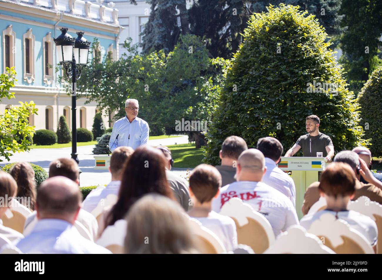 Kiew, Ukraine. 28.. Juli 2022. Der ukrainische Präsident Wolodymyr Zelenskyy, rechts, hält eine gemeinsame Pressekonferenz mit dem litauischen Präsidenten Gitanas Nauseda, links, auf dem Gelände des Mariinskyi-Palastes am 28. Juli 2022 in Kiew, Ukraine, ab. Der Besuch fand anlässlich des Jahrestages der ukrainischen Staatlichkeit statt. Kredit: Ukrainisches Presidential Press Office/Ukraine Presidency/Alamy Live News Stockfoto