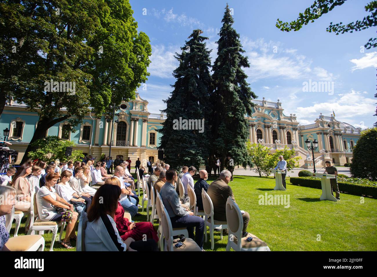 Kiew, Ukraine. 28.. Juli 2022. Der ukrainische Präsident Wolodymyr Zelenskyy, rechts, hält eine gemeinsame Pressekonferenz mit dem litauischen Präsidenten Gitanas Nauseda, links, auf dem Gelände des Mariinskyi-Palastes am 28. Juli 2022 in Kiew, Ukraine, ab. Der Besuch fand anlässlich des Jahrestages der ukrainischen Staatlichkeit statt. Kredit: Ukrainisches Presidential Press Office/Ukraine Presidency/Alamy Live News Stockfoto