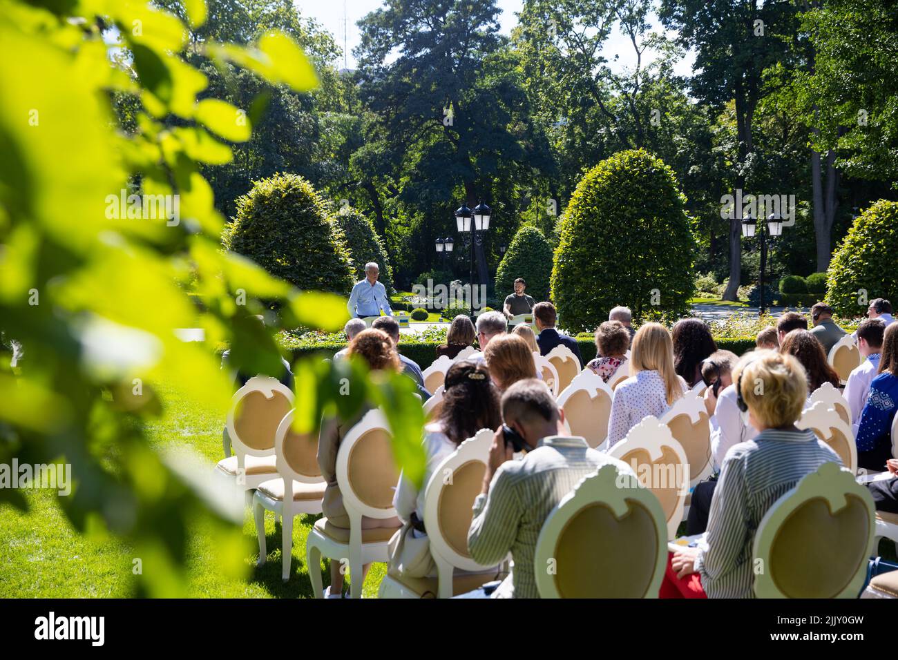 Kiew, Ukraine. 28.. Juli 2022. Der ukrainische Präsident Wolodymyr Zelenskyy, rechts, hält eine gemeinsame Pressekonferenz mit dem litauischen Präsidenten Gitanas Nauseda, links, auf dem Gelände des Mariinskyi-Palastes am 28. Juli 2022 in Kiew, Ukraine, ab. Der Besuch fand anlässlich des Jahrestages der ukrainischen Staatlichkeit statt. Kredit: Ukrainisches Presidential Press Office/Ukraine Presidency/Alamy Live News Stockfoto