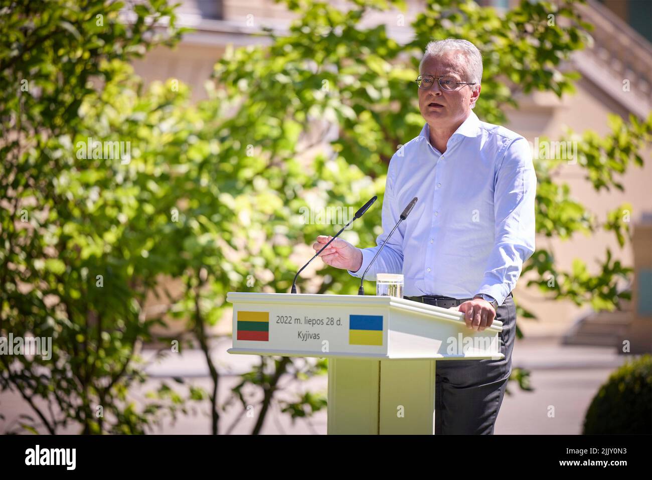 Kiew, Ukraine. 28.. Juli 2022. Der litauische Präsident Gitanas Nauseda beantwortet eine Frage während einer gemeinsamen Pressekonferenz mit dem ukrainischen Präsidenten Wolodymyr Zelenskyy auf dem Gelände des Mariinskyi-Palastes am 28. Juli 2022 in Kiew, Ukraine. Der Besuch fand anlässlich des Jahrestages der ukrainischen Staatlichkeit statt. Kredit: Ukrainisches Presidential Press Office/Ukraine Presidency/Alamy Live News Stockfoto