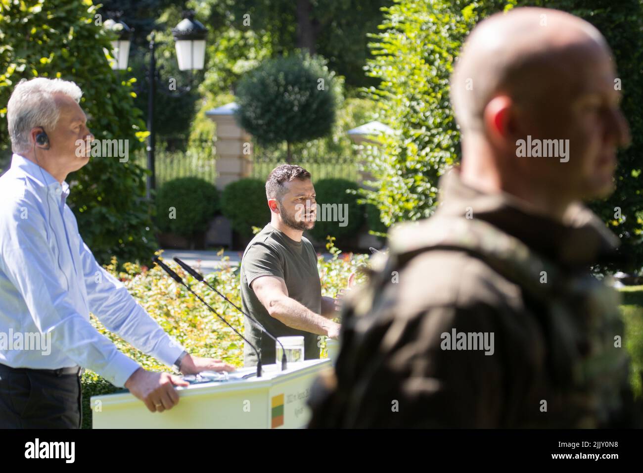 Kiew, Ukraine. 28.. Juli 2022. Der ukrainische Präsident Wolodymyr Zelenskyy, rechts, hält eine gemeinsame Pressekonferenz mit dem litauischen Präsidenten Gitanas Nauseda, links, auf dem Gelände des Mariinskyi-Palastes am 28. Juli 2022 in Kiew, Ukraine, ab. Der Besuch fand anlässlich des Jahrestages der ukrainischen Staatlichkeit statt. Kredit: Ukrainisches Presidential Press Office/Ukraine Presidency/Alamy Live News Stockfoto