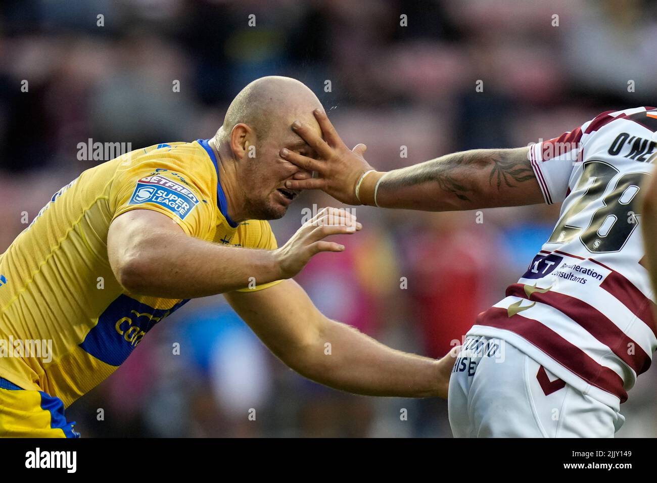 Wigan, Großbritannien. 28.. Juli 2022. George King #10 von Hull KR nimmt Brad OÕNeill #28 von Wigan Warriors in Wigan, Großbritannien am 7/28/2022 einen Finger ins Gesicht. (Foto von Steve Flynn/News Images/Sipa USA) Quelle: SIPA USA/Alamy Live News Stockfoto