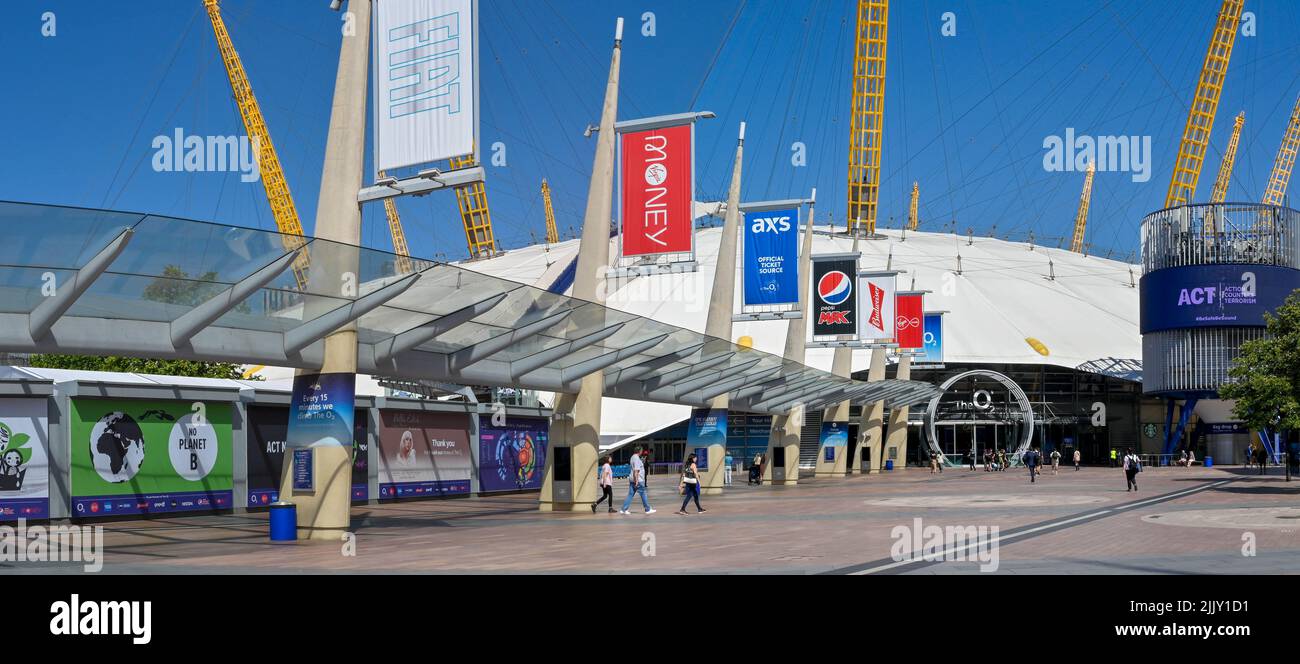 London, England - 2022. Juni: Panoramablick auf die Front und den Eingang zur O2 Arena in Greenwich Stockfoto