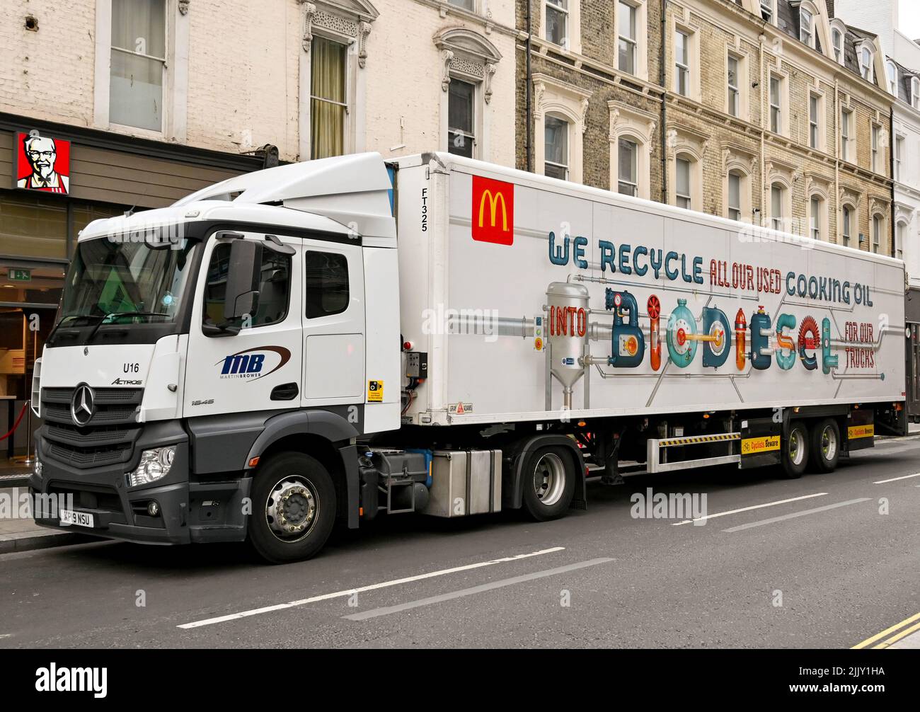 London, Großbritannien – 2022. Juni: Sattelschlepper mit Biodiesel und recyceltem Speiseöl. Der Stapler wird von der McDonalds Fast-Food-Kette betrieben. Stockfoto