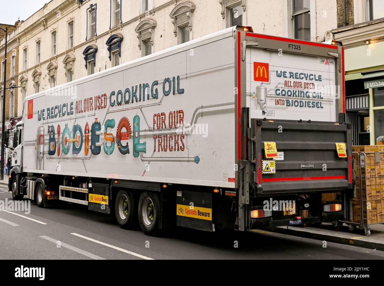 London, Großbritannien – 2022. Juni: Sattelschlepper mit Biodiesel und recyceltem Speiseöl. Der Stapler wird von der McDonalds Fast-Food-Kette betrieben. Stockfoto