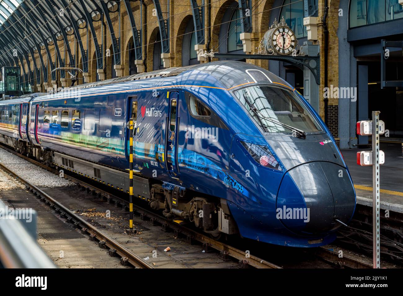 Hull-Züge am Bahnhof London Kings Cross. Hull Trains die Klasse 802 Paragon der First Group verkehrt zwischen Hull/Beverley und London Kings Cross Stockfoto