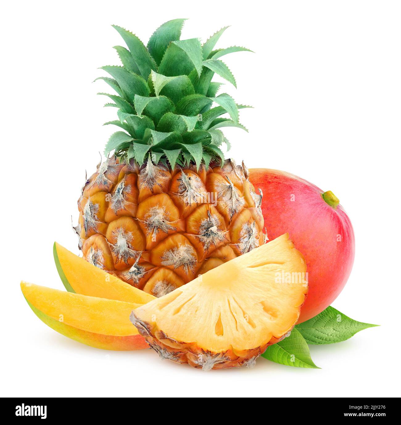 Schneiden Sie Ananas und Mangofrüchte isoliert auf weißem Hintergrund Stockfoto