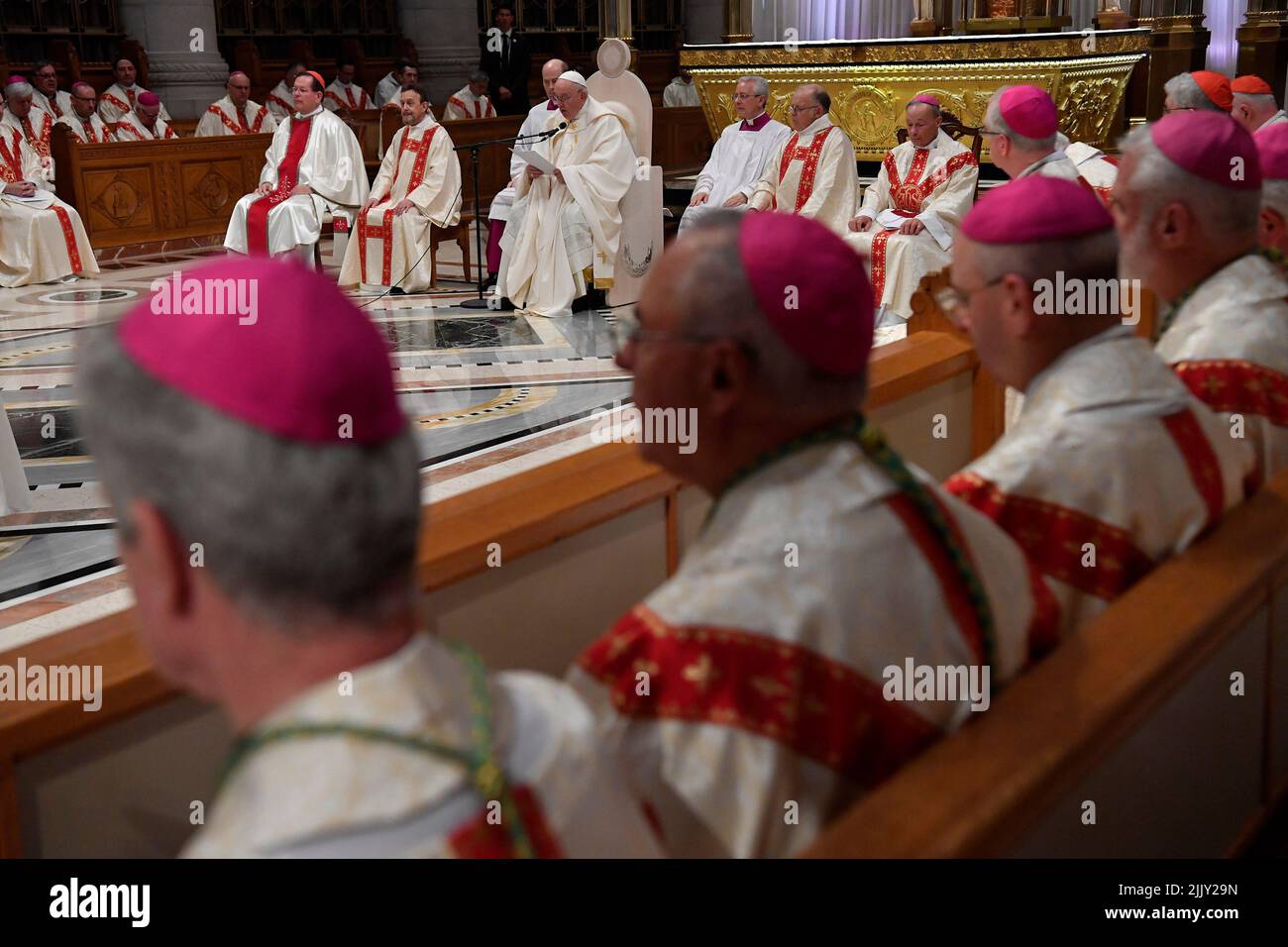 Quebec City, Kanada, 28. Juli 2022. Papst Franziskus steht der heiligen Messe im Nationalheiligtum der heiligen Anne de Beaupré in Quebec City vor (Foto: Vatican Media). Quelle: Vatican Media/Picciarella/Alamy Live News Stockfoto