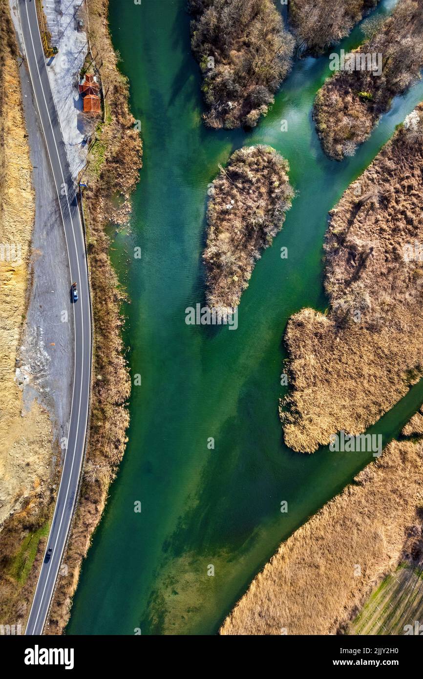 Am Feuchtgebiet des Agra-Vrytta-Nissi-Sees, Pella, Mazedonien, Griechenland. Sie können auch die Straße Edessa-Florina sehen. Stockfoto