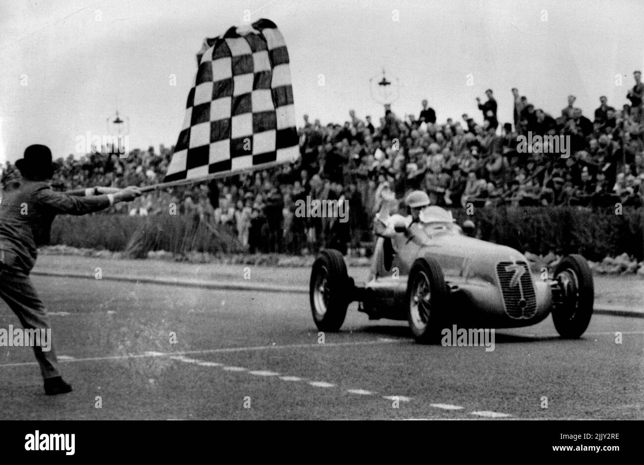 Der Brite gewinnt das International Road Race in Jersey -- R. Parnell aus Derby (England), der mit dem super geladenen 1½ Litre Maserati das 160 Meilen internationale Road Race in St. Helier, Jersey, im Mai 8 mit einer Durchschnittsgeschwindigkeit von 84,52 MPH gewinnt. Louis Chiron (Frankreich), einer aus dem Maserati-Team, war Zweiter mit Raymond Mays und fuhr einen britischen U. A. dritten. Nur 14 der 25 Starter beendeten den Kurs. 28. Juni 1930. (Foto von Associated Press Photo). Stockfoto