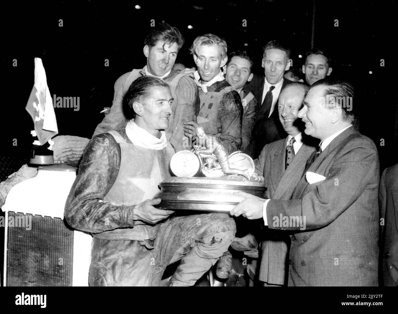 Norman Bekommt Seine Belohnung. Lächelnd erhält Norman Parker, Kapitän des Wimbledon Speedway-Teams, heute Abend die National Speedway Trophy von Mr. R.A. Redhead, General Manager der Daily Mail in Wembley. 10. September 1953. Stockfoto