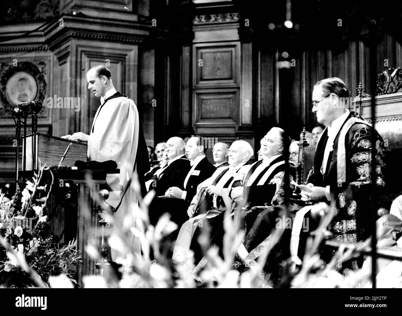 Duke of Edinburgh hält eine Rede des Präsidenten auf der Versammlung der British Association. Der Herzog von Edinburgh bei seiner Rede. Der Herzog von Edinburgh hielt während des ***** eine Präsidentenrede, nachdem er zum Doktor der Rechtswissenschaften der Universität Edinburgh gemacht worden war Versammlung der British Association, in der McEwan Hall, Edinburgh. 10. August 1951. Stockfoto