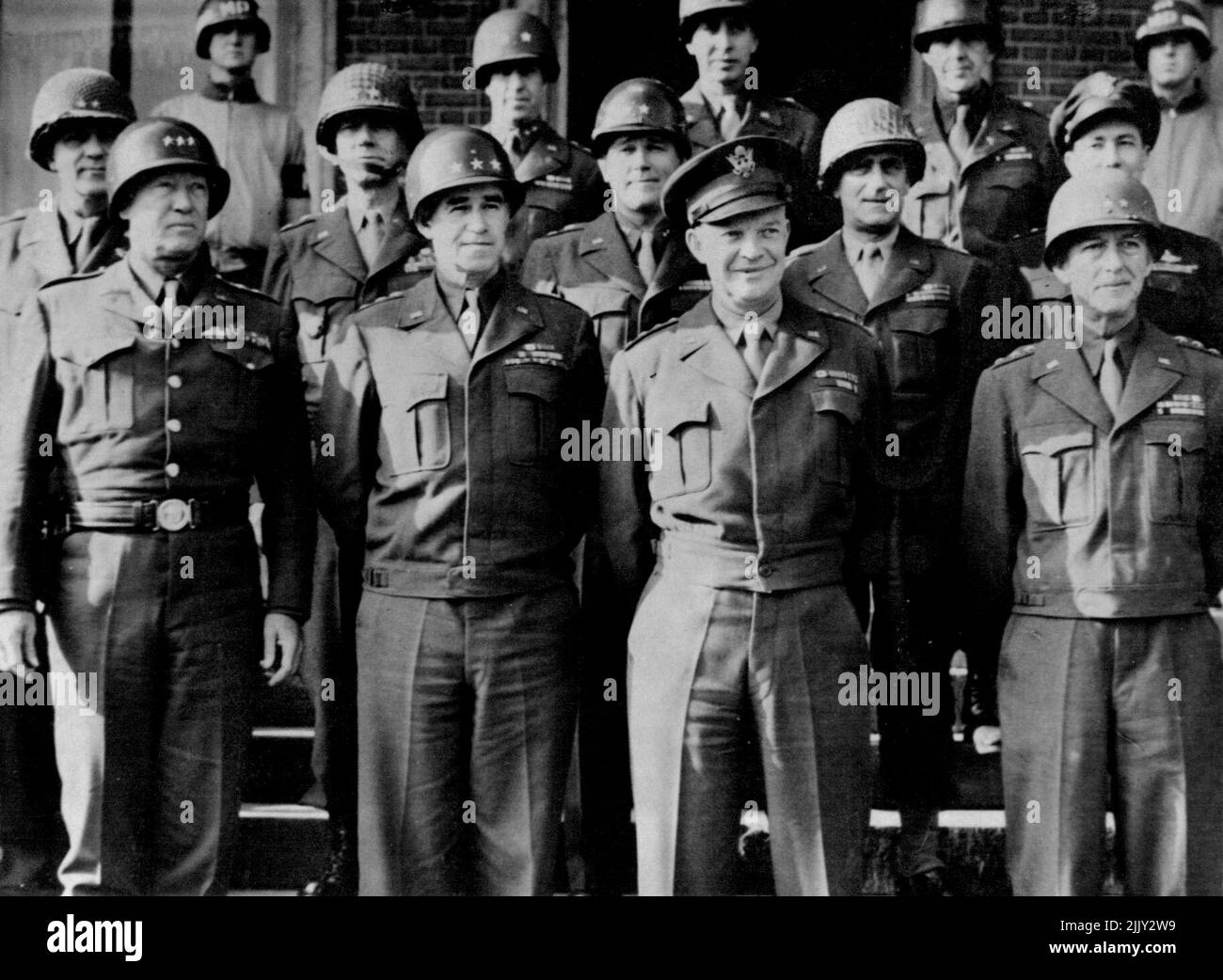 Reihe (von links nach rechts): Maj. Gen. William B. Keen, Stabschef der ersten US-Armee; Maj. Gen. Charles H. Corlett, Korpskommandant 19.; erste Armee; Maj. Gen. J. Laughton Collins, Kommandant des siebten Korps, erste Armee; Maj. Gen. Lenard T. Gerow, Kommandant des fünften Korps, erste Armee; Und Maj. General Elwood Quesada, Kommandeur, neuntes Kampfkommando. Dritte Reihe: (Von links nach rechts): Maj. Gen. Leven C. Allen, Brig, ***** Charles E. Hart und Brig. General Truman C. Turson, alle drei Mitglieder des ersten Armeestaktes von General Hodges. (Die Abgeordneten am Ende des dritten ***** Sind nicht identifiziert). 11. Januar 1944. (Foto von ACME). Stockfoto