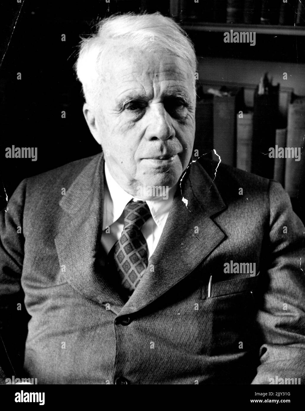 Campus Life (Zwölfter von fünfzehn) - der Dichter Robert Frost posiert nachdenklich für den Fotografen Bob Meservey. Er ist ein großartiger Mann in amerikanischen Briefen und George Tichnor Fellow in Humanities bei Dartmouth. 16. Dezember 1949. (Foto von ACME). Stockfoto