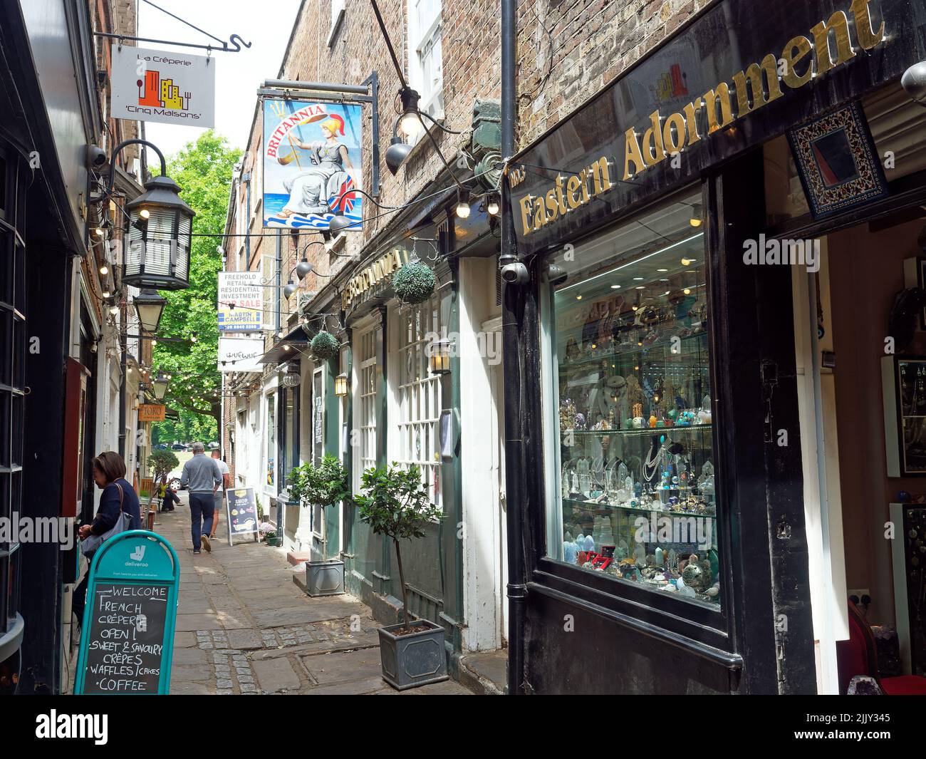 Ein Blick auf die Geschäfte in der engen Passage der Brewers Lane Richmond in London Stockfoto