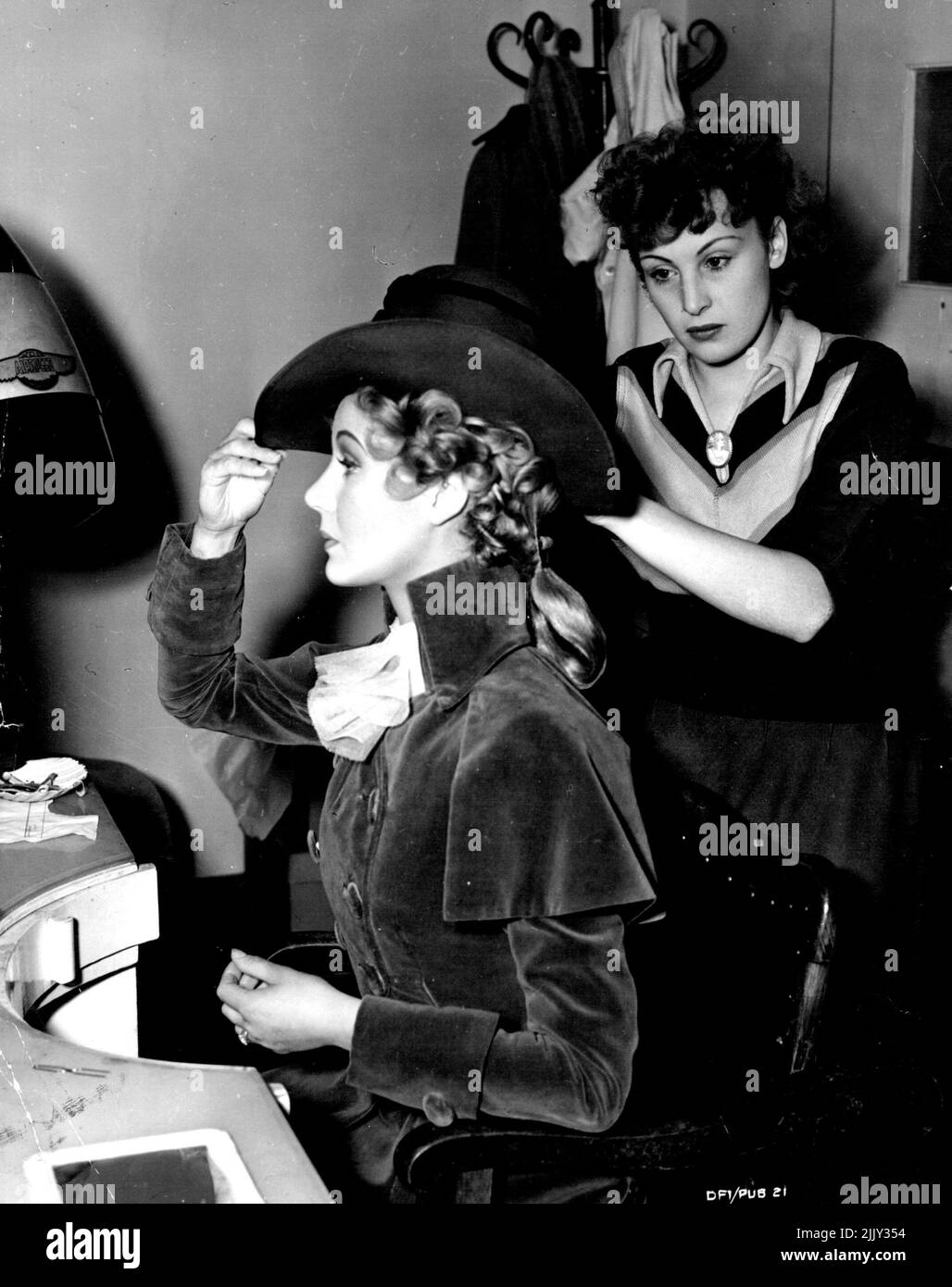 Margaret Leighton, die in The Exclusive Pimpernel Lady Blakeney gegenüber von David Nivens Sir Percy spielt, lässt ihr Haar von der Stylistin Betty Cross anpassen. Fräulein Leighton's Haare wurden roséblond getönt. 4. Dezember 1949. (Foto von Richard Santouris). Stockfoto