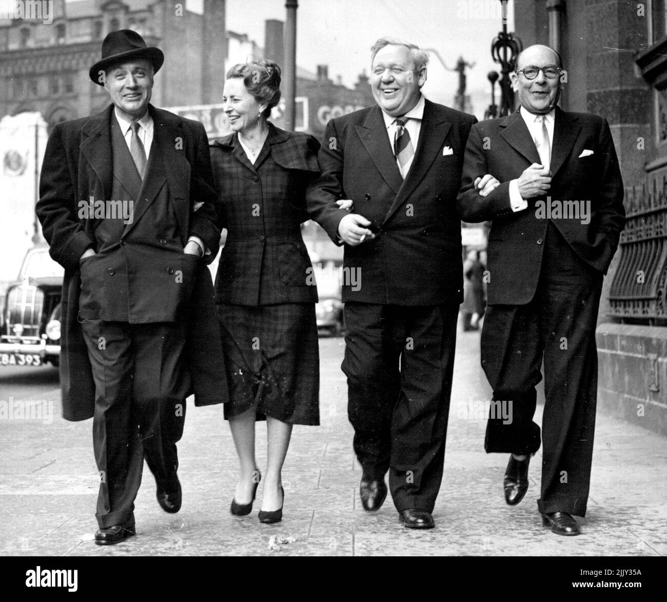 Eine Reihe berühmter Gesichter --- aber tragen sie, wenn ihre Besitzer durch die Straßen von Manchester schlendern, das Lächeln, das sie berühmt gemacht hat? Charles Boyer, links, grinst sehnlichst, Agnes Mooreboad ist schwul, Charles Laughton ist sein ehemaliger Falstaffian-Bildschirm und Sir Cedric Hardwicke (rechts) lächelt fröhlich. Sie sind alle in Manchester, um in George Berbard Shaws „Don Juan in Hall“ zu spielen. 19. Juni 1951. (Foto von Paul Popper). Stockfoto