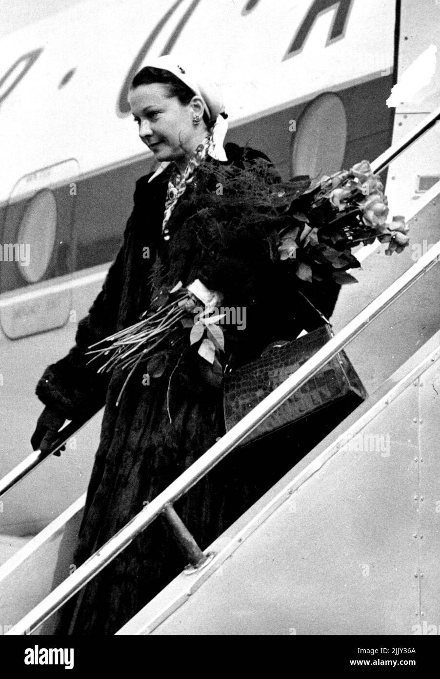 Vivien Leigh kommt am Flughafen London an - Vivien Leigh verlässt heute Nachmittag das Flugzeug am Flughafen London. Vivien Leigh, die an einem schweren Nervenzusammenbruch leidet, kam heute Nachmittag mit ihrem Mann, Sir Laurence Olivier, mit einem Flugzeug aus Amerika am Flughafen London an. Wegen des schlechten Wetters, war das Flugzeug drei Stunden zu spät. 20. März 1953. (Foto von Fox Photos). Stockfoto