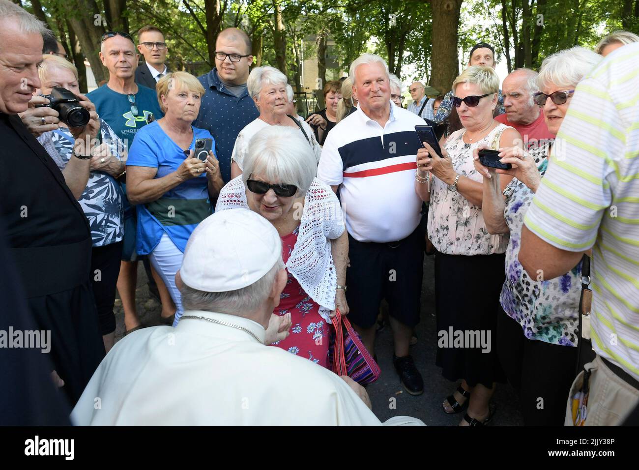 Quebec, Kanada, 28. Juli 2022. Der Papst trifft die Gäste des Zentrums für Empfang und Spiritualität Fraternitè St. Alphonse (Foto: Vatican Media). Quelle: Vatican Media/Picciarella/Alamy Live News Stockfoto